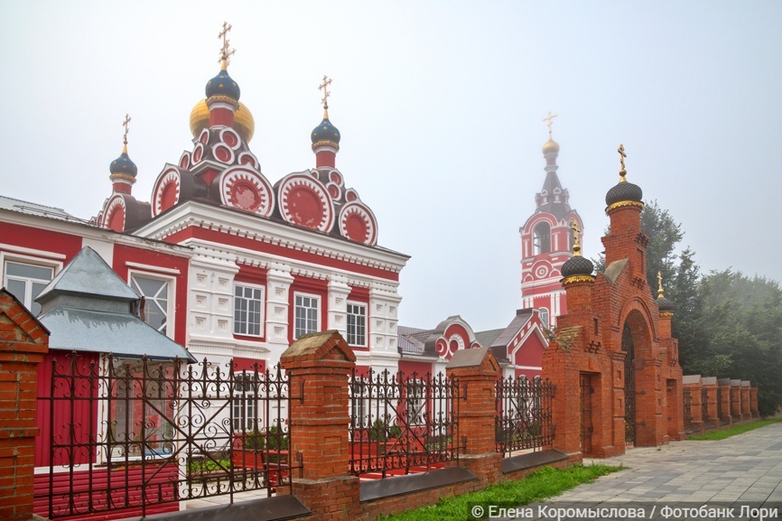 Храм Архангела Михаила (Михайловская церковь) в тумане. Город Талдом, Московская область, Россия (2024 год)