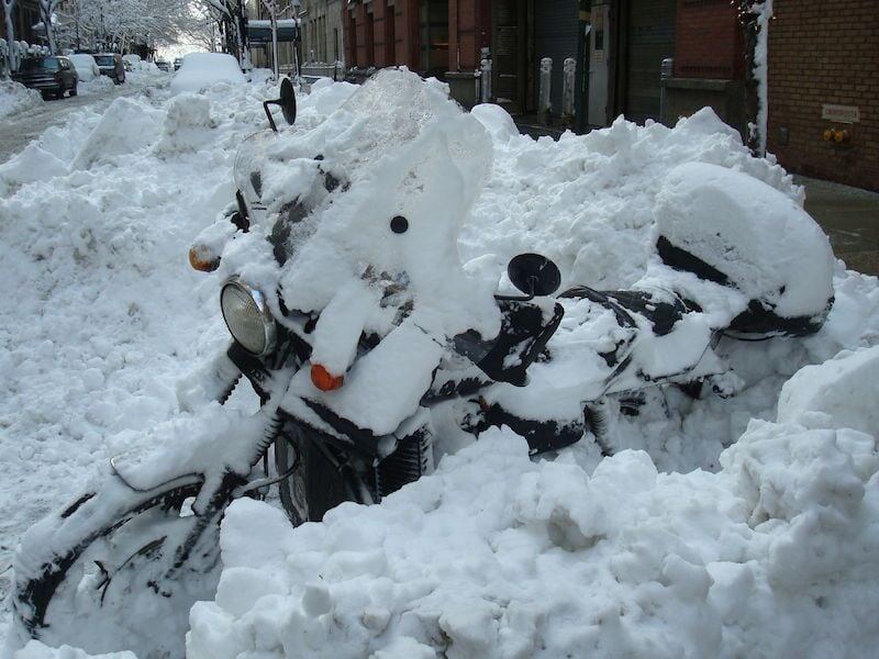 Жалкое зрелище на улицах зимнего города. Владельцу остаётся только посочувствовать. 