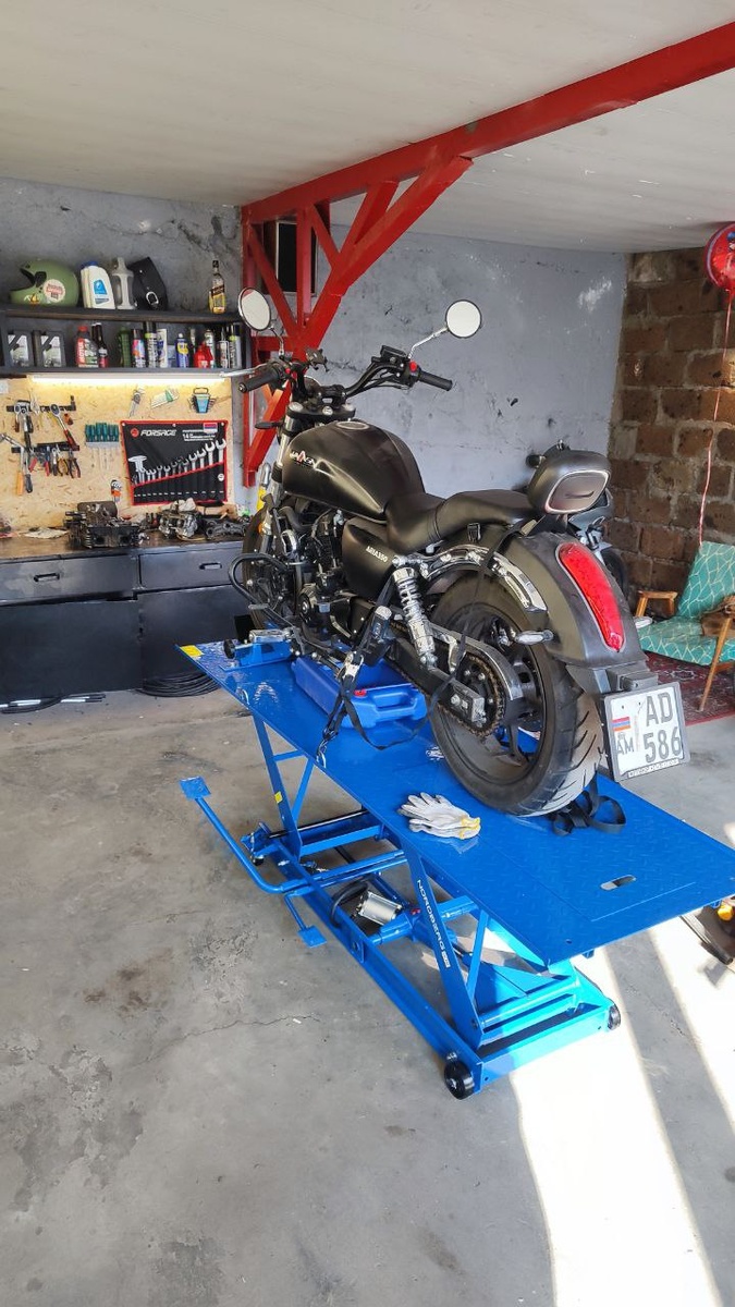 А вот так, допустим, хранился один из мотоциклов в моём сервисе. Разумеется, мы подняли его для красоты, но такой вариант тоже возможен))). 