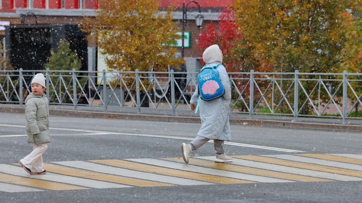    Сентябрьский снег в Салехарде. Фото: Андрей Ткачёв / «Ямал-Медиа»