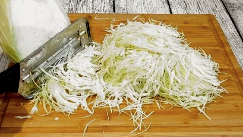 Капусту режем тонкими полосками