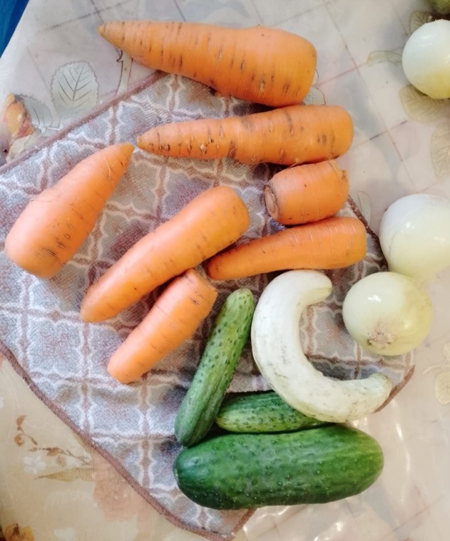 Личное огородное ассорти - "Белый дракон" свернулся и напоминает личинку жука. Узнали?