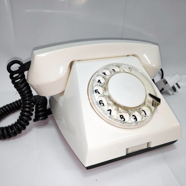 И вот по такому телефону бы смс-ки слала. Я б смогла! 