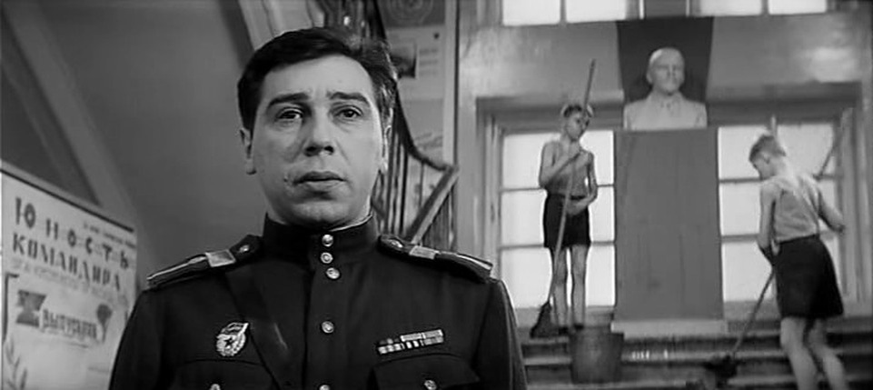 Гитин прославился благодаря участию в культовом фильме «Офицеры», где он сыграл дежурного по суворовскому училищу. Фото: кадр из фильма