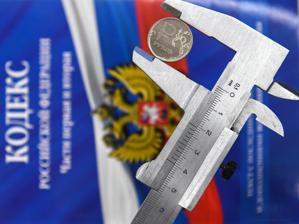 Штангенциркуль с монетой России и налоговый кодекс РФ© РИА Новости / Нина Зотина