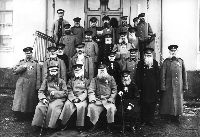 Инвалиды у ворот Николаевской военной богадельни в Измайлово (здесь как иллюстрация)