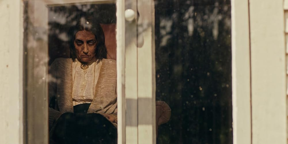 Кадр из фильма «The Witch in the Window». Режиссер: Энди Миттон. Производство: One Bad House Films. Прокат: Кинологистика