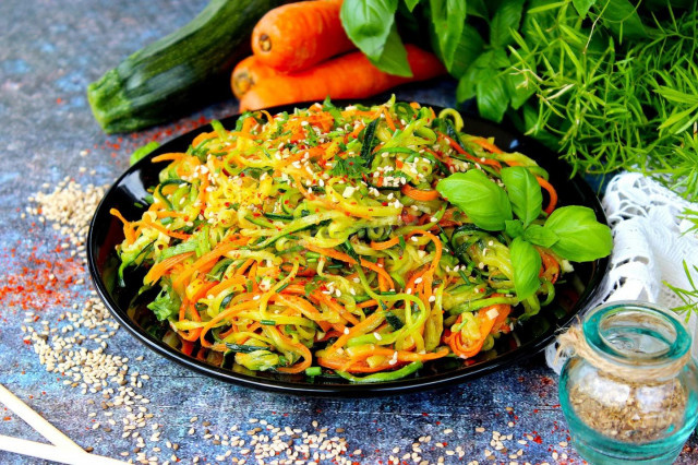 Полезный, яркий, самый сочный и хрустящий! Кабачки по корейски быстрого приготовления готовить очень легко и просто. Такой салат прекрасно подойдёт для праздника или на пикник в дополнение к шашлыкам и картофелю на углях. Вкусно и сочно!
