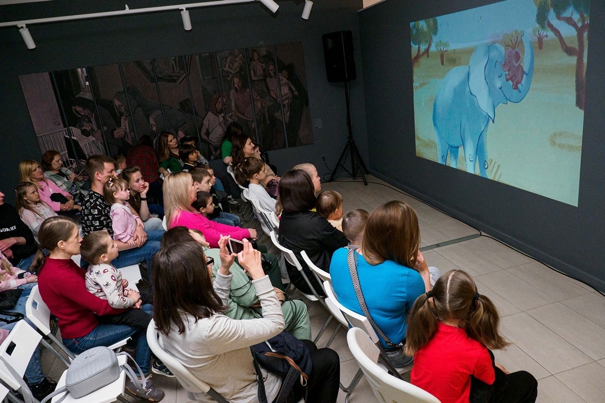 В галерее современного искусства «БИЗОN» прошла премьера мультфильма «Обними меня» — истории о слоненке Обнимашке и его маме Обнимаме