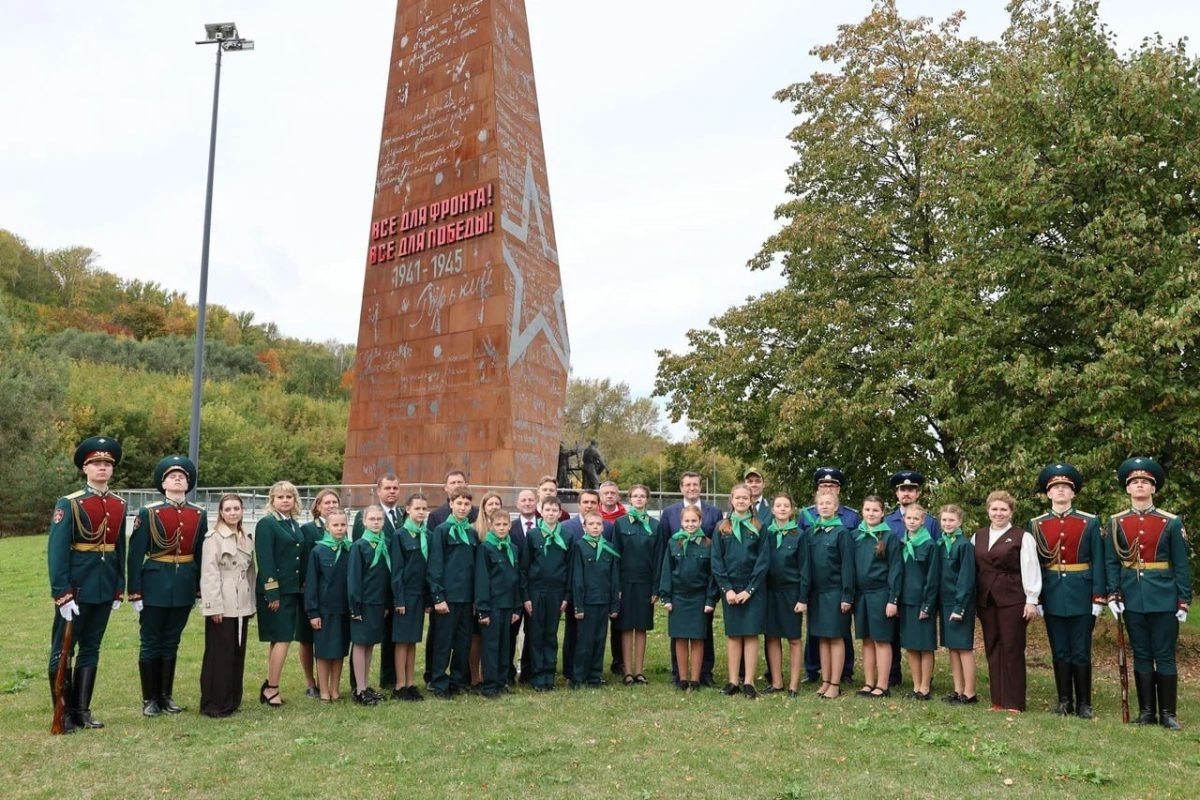    Глеб Никитин и Иван Советников вместе с воспитанниками школьного лесничества приняли участие в высадке аллеи в Парке Победы