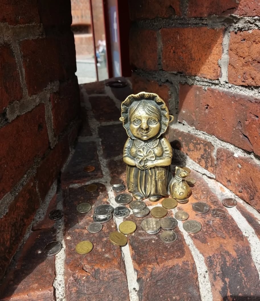 Бабушка Марта мне встретилась первой из этой маленькой семейки