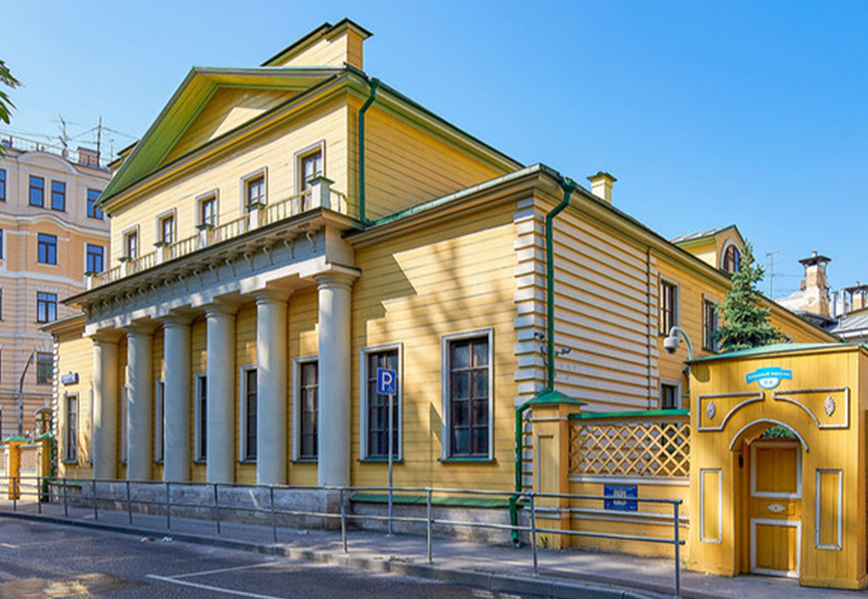 Учадьба Поливанова в Денежном переулке. (фото из открытых источников, сейчас сфорографировать без автомобилей невозможноо)