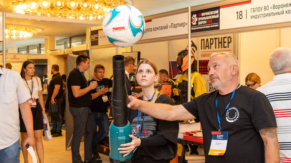 Экспозиция XV Воронежского промышленного форума. На стенде компании «Сатомс» девушка демонстрирует возможности воздуходува, подбрасывая футбольный мяч.📷Фото: Егор Снетков / Коммерсантъ