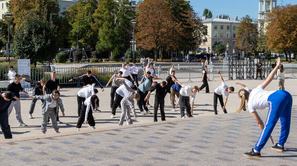 Утренняя зарядка на свежем воздухе для участников Воронежского промышленного форума.📷Фото: Егор Снетков / Коммерсантъ