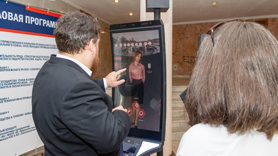 Посетитель внимательно изучает экспозицию на одном из стендов Воронежского промышленного форума.📷Фото: Егор Снетков / Коммерсантъ