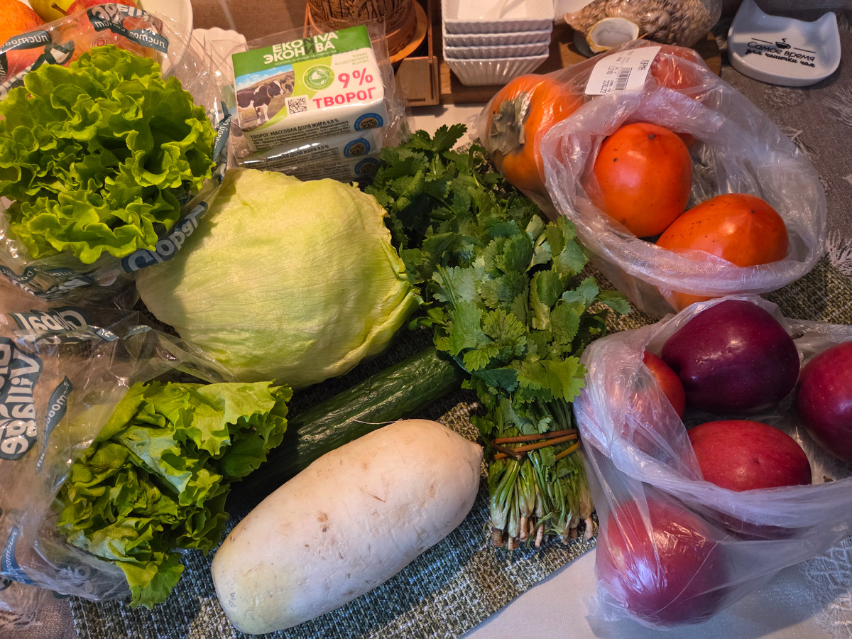 Салат Айсберг, салат в горшочках, кинза (цена бешенная, 520 руб. за 1 кг; покупаю для салата, укроп и петрушку не люблю в салатах), огурец, дайкон, хурма, яблоки местные, такие ещё не покупали; и четыре пачки творога. Хлеба, как видите нет.