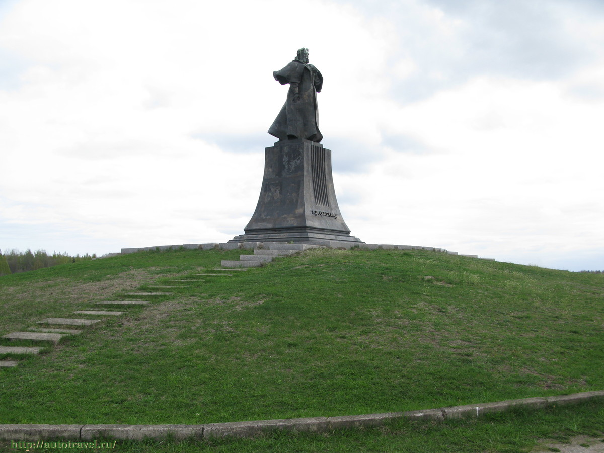 Памятник композитору на место сгоревшего имения в Карево. Фото с сайта: https://autotravel.ru/phalbum.php/town/2223
