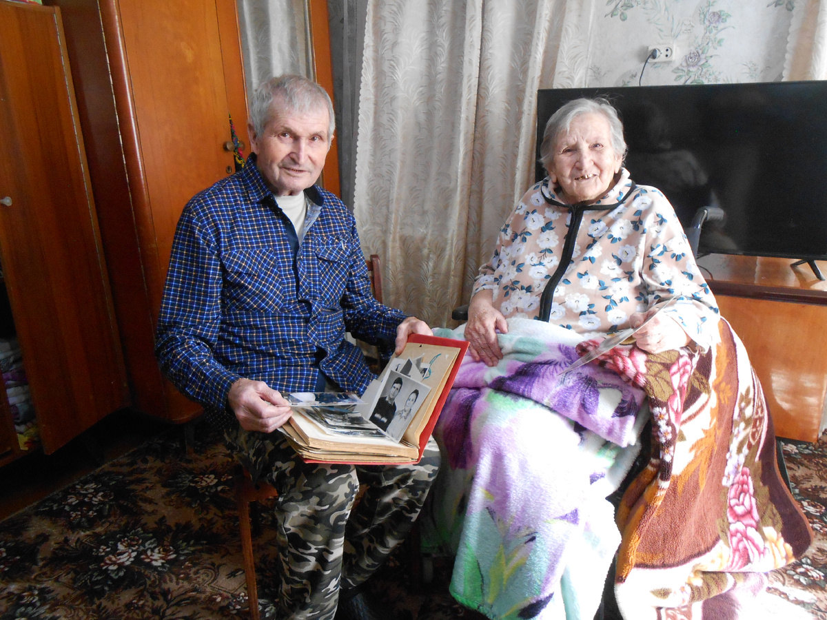 Владимир Михайлович и Валентина Егоровна с семейным альбомом.