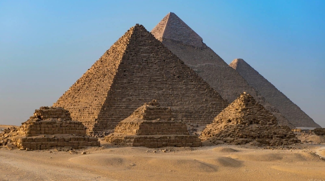 Вид на пирамиды в Гизе : пирамиды Микерина, Хефрена и Хеопса. Три небольшие пирамиды на переднем плане — это пирамиды-спутницы пирамиды Микерина.