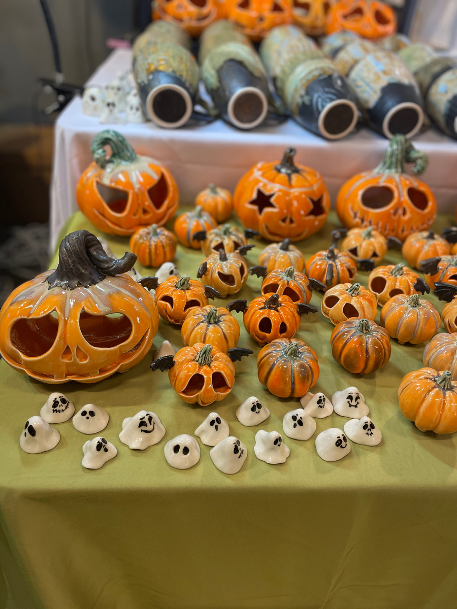 Это мы с сестрой ездили на выставку-ярмарку керамики