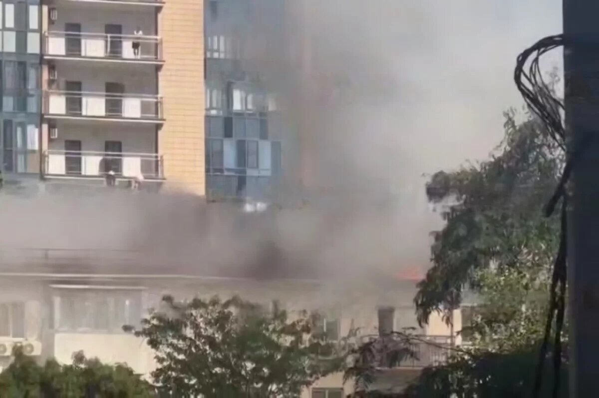    Тушат пожар.