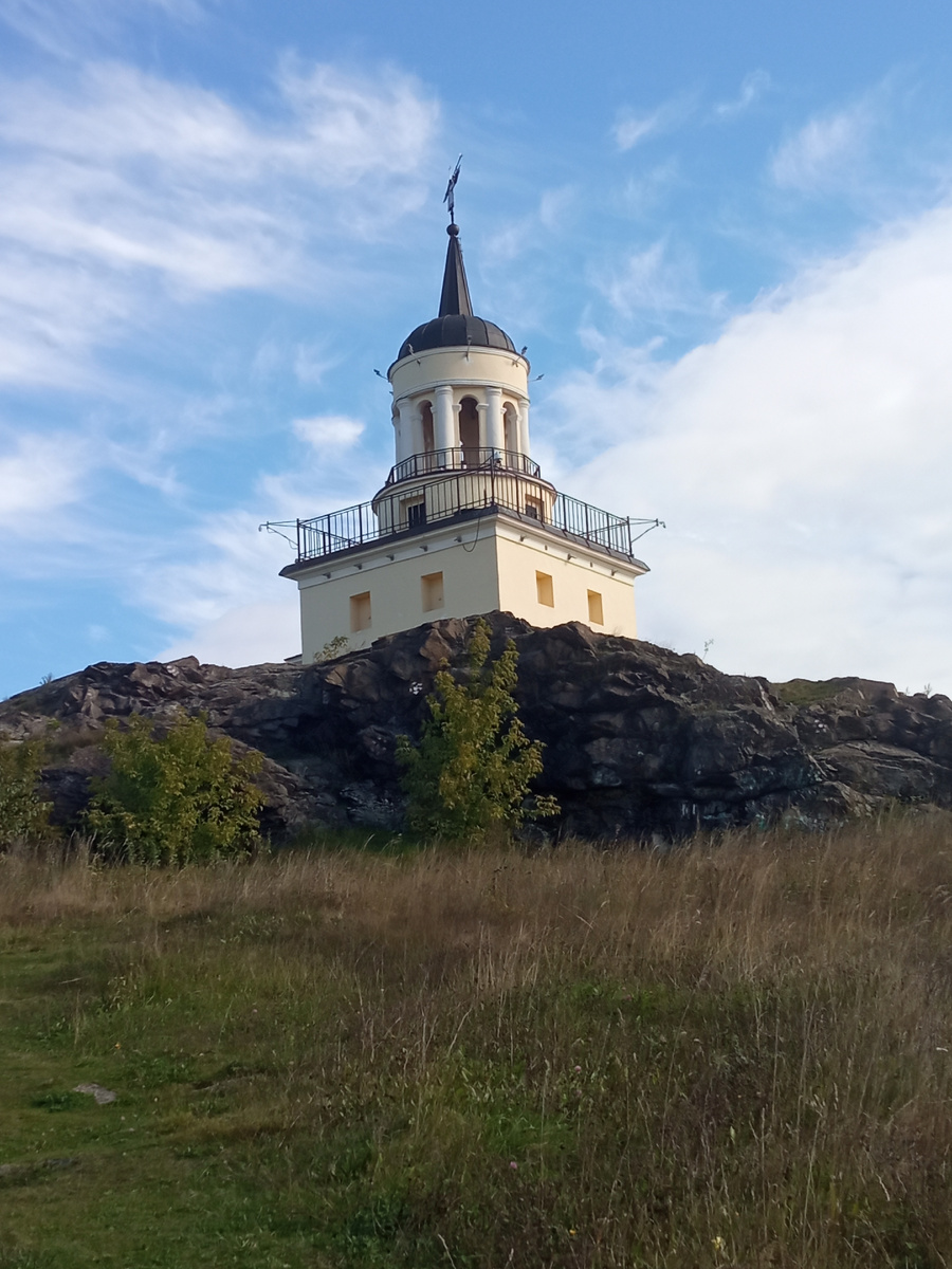 Башня на верхушке горы.