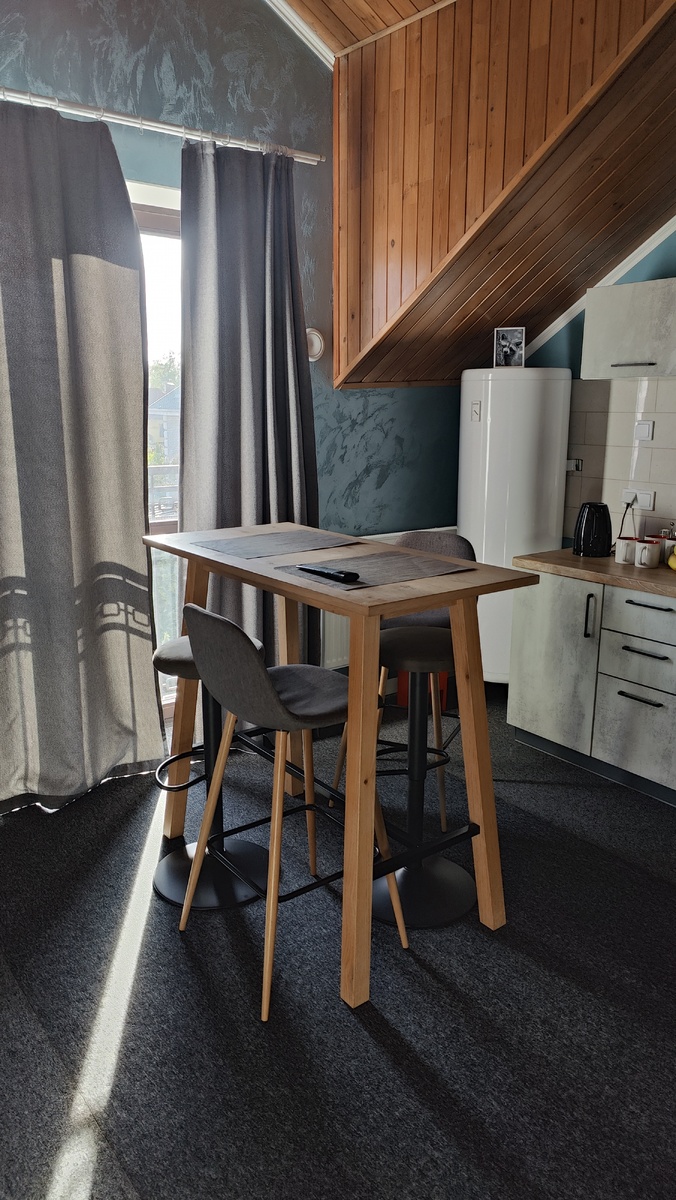 Выбрала уютные апартаменты с кухней, большой кроватью и диваном