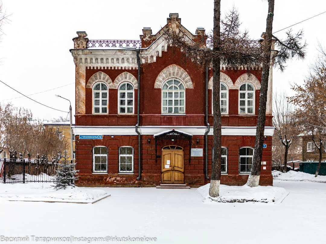 фото выбрала Василия Татарникова, ибо сейчас там так уродливо обрубили деревья на территории, что сделать красивый кадр - почти невозможно!