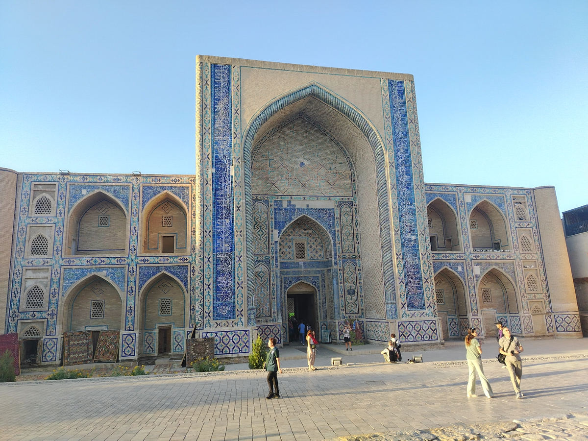 Медресе Улугбека, построенное в 1417 году