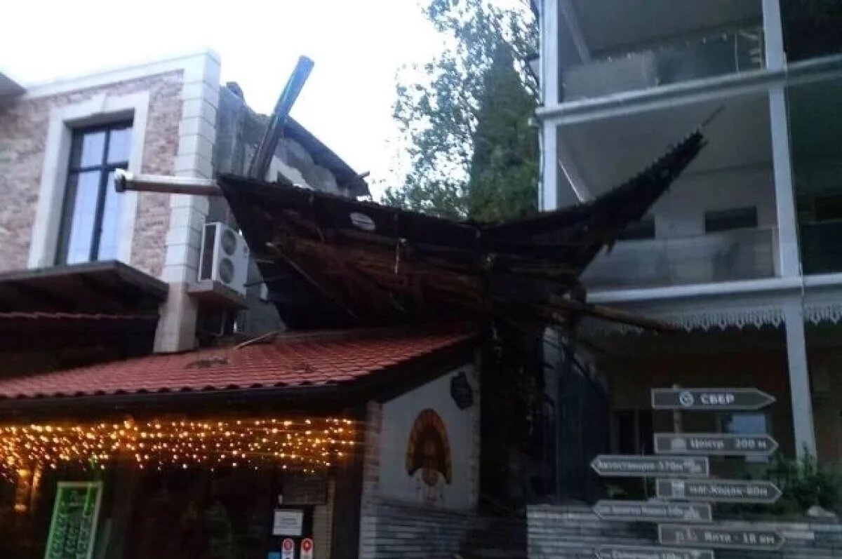    В Ялте ремонтируют кровлю у 42 домов после бури