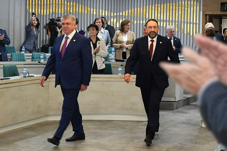    Алексей Песошин на сессии горсовета Набережных Челнов отметил, что готовится законопроект, который позволит многодетным семьям выбрать вариант поддержки: земельный участок или денежная сумма.   
Фото: prav.tatarstan.ru