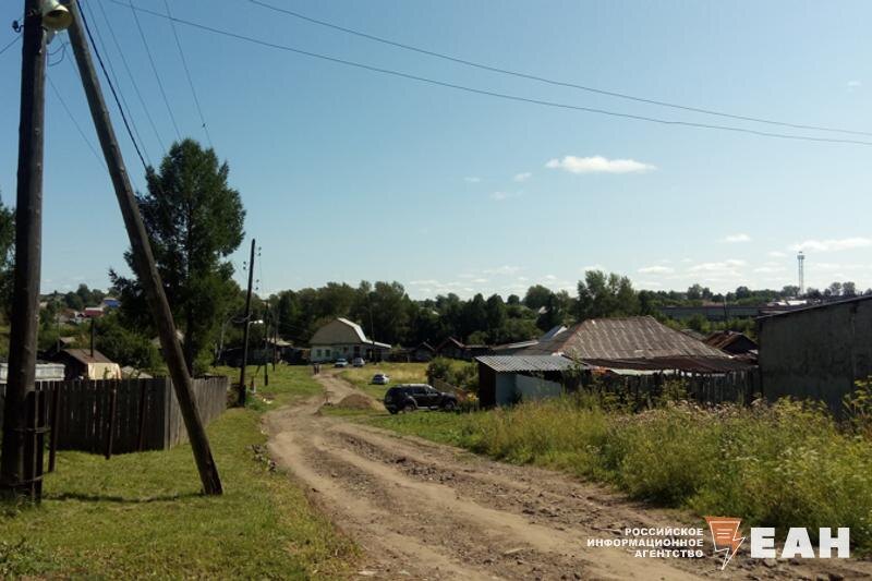    ЕАН. Грунтовая дорога в деревне