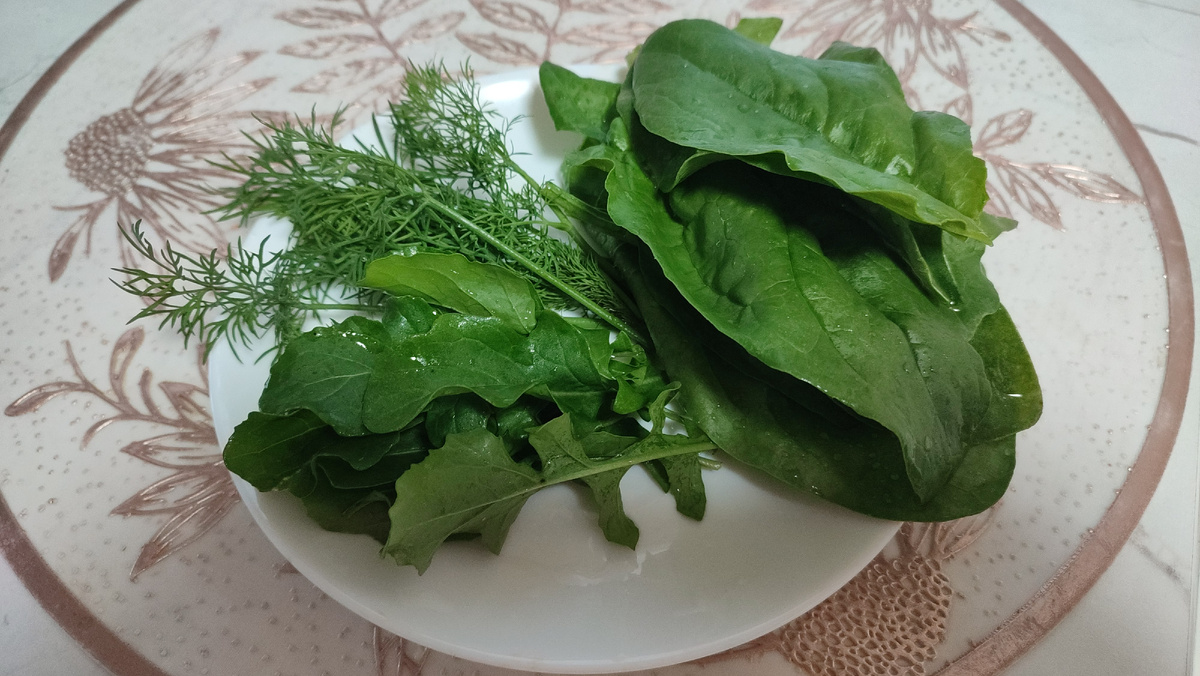 Зелень на завтрак. Шпинат пошёл в омлет