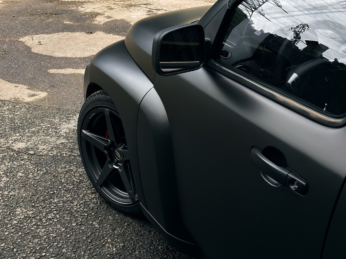 Мы оклеили его пленкой, чтобы подчеркнуть формы кузова, поскольку в белом цвете что был с завода все это терялось.