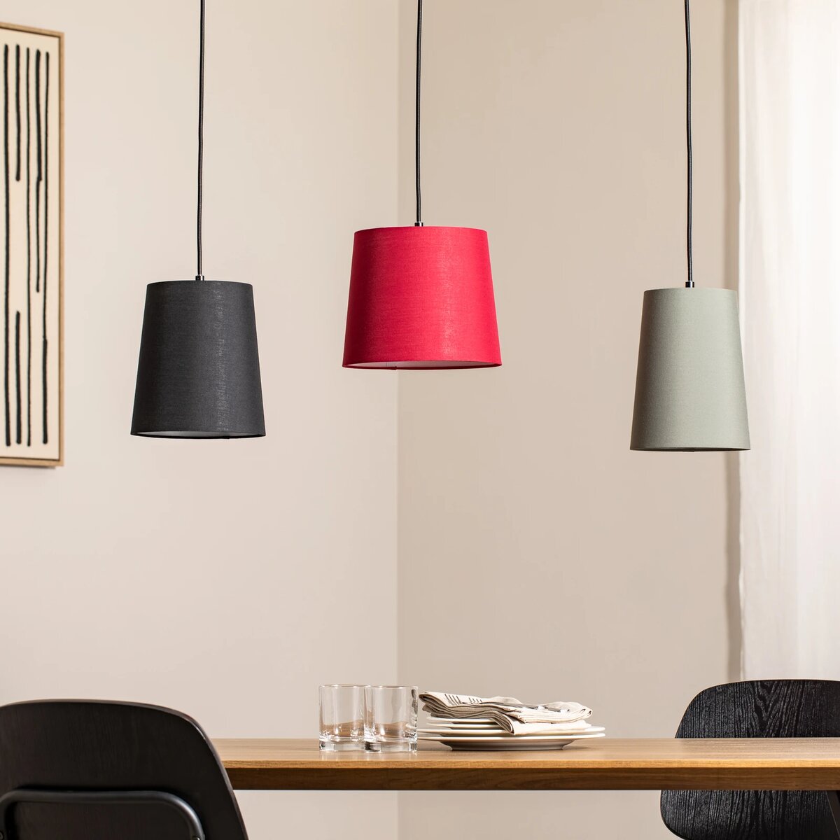 Подвесной деревянный светильник с тремя тканевыми абажурами над столом