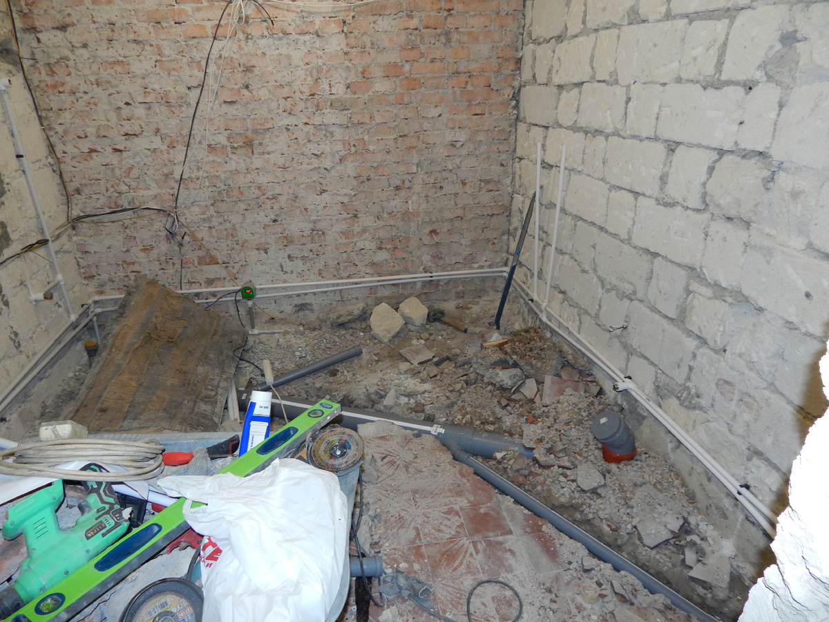 Взломал пол прокладываю канализацию.