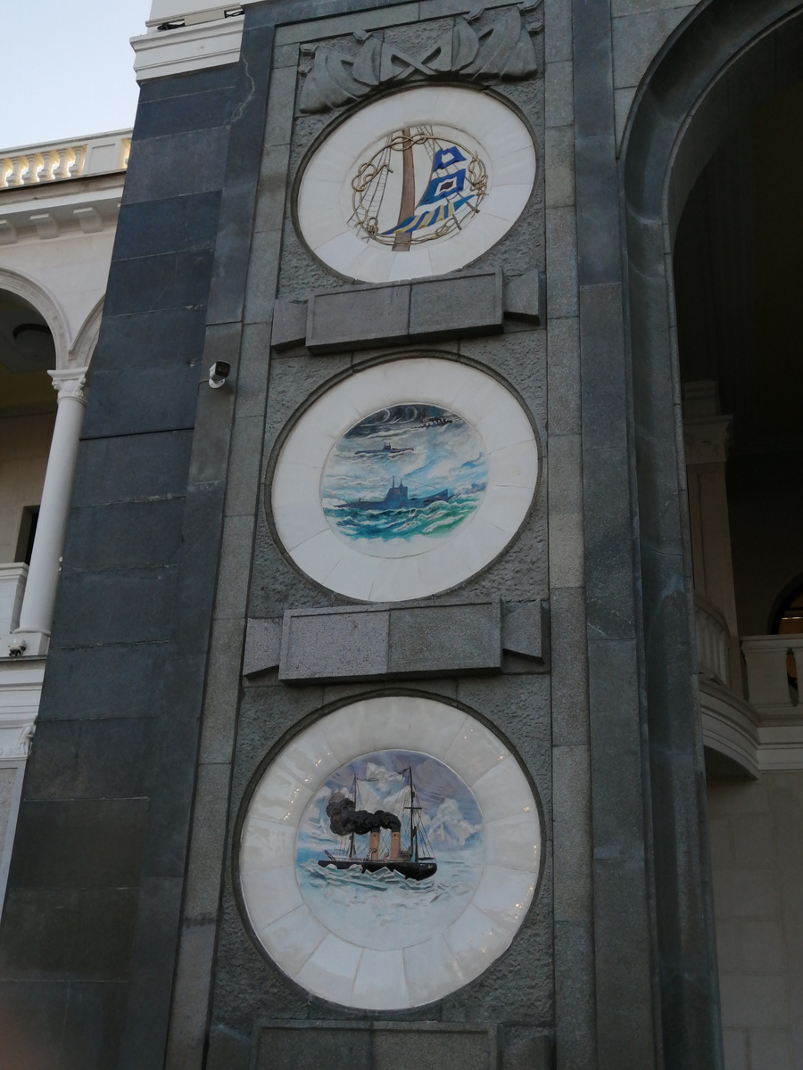 Медальоны на фасаде вокзала