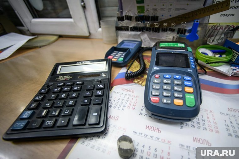 В киоске переписывают продукцию. Фото: Илья Московец © URA.RU