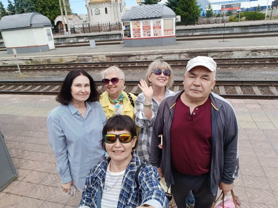 Вот встреча в Челябинске. Навый с Аллочкой приехали из Щучьего на машине встретить нас