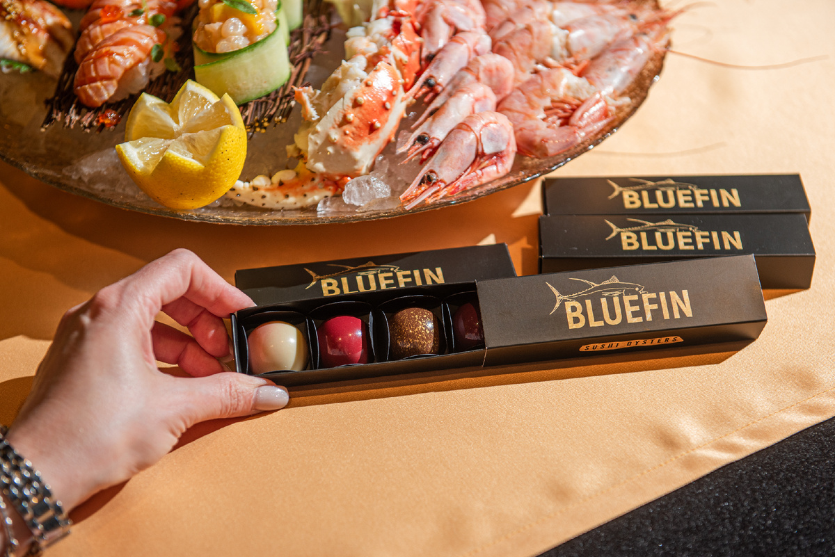 Оформление ассорти конфет в фирменных цветах компании от Teville