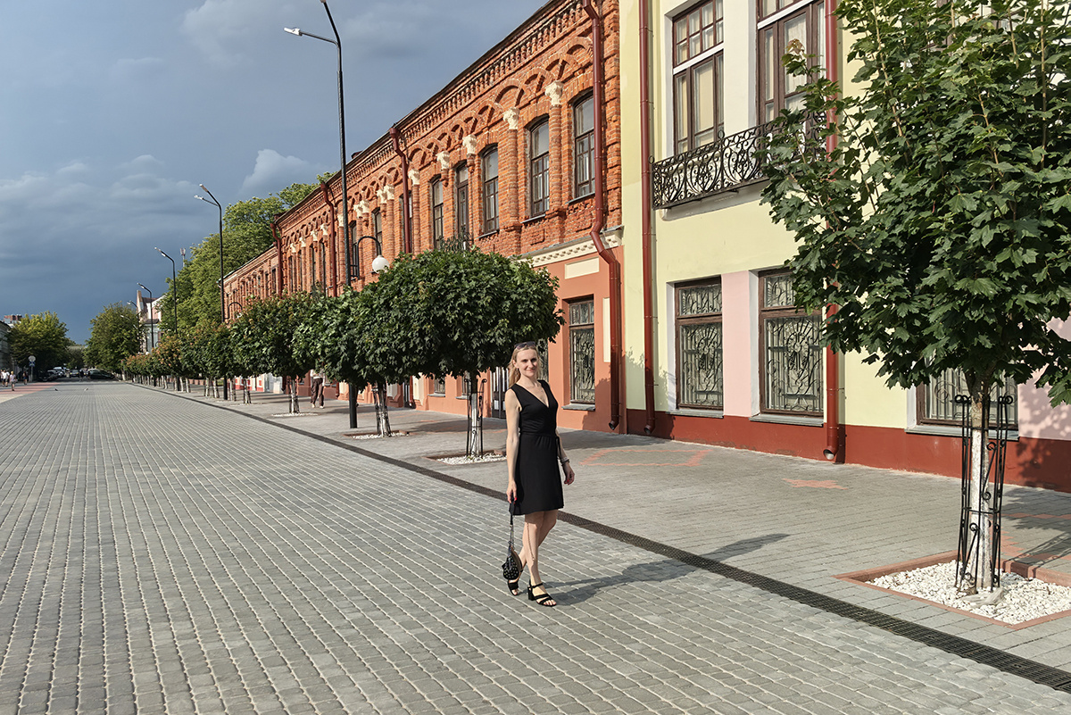 Суббота, а людей практически нет в центре. Желтое здание и есть музей.