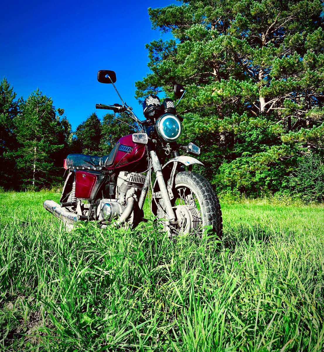 Иж Планета-5 (7-107) — это не просто мотоцикл, это целый пласт истории. Он воплощает в себе все сильные и слабые стороны советского мотопрома: простоту, выносливость, но также и определенную техническую отсталость по сравнению с западными аналогами того времени. Сегодня он представляет ценность в первую очередь как объект для реставрации, ностальгический байк или недорогое средство передвижения для коротких поездок по сельской местности для тех, кто не боится возни с техникой. Для ежедневных поездок по городу в современных условиях он мало пригоден