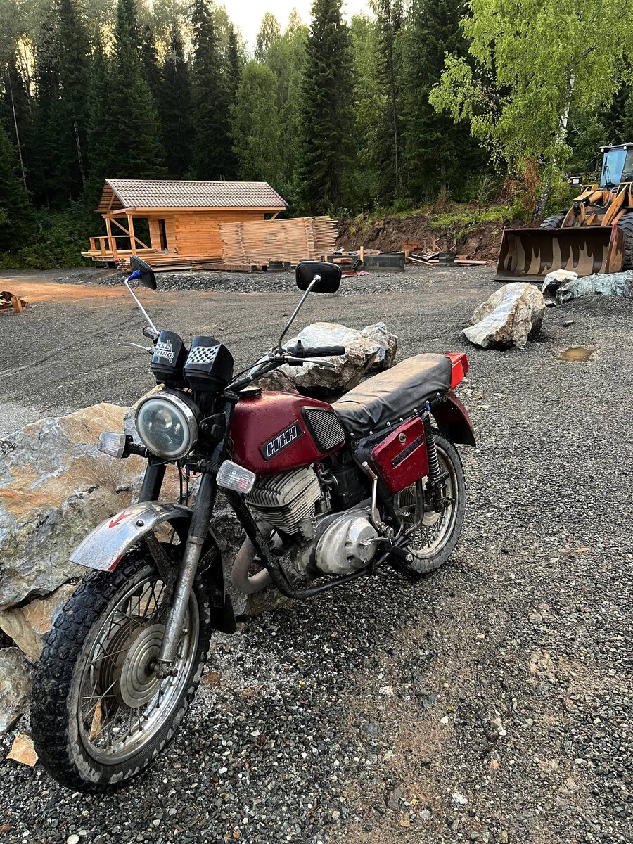 Двигатель со сравнительно высокой тягой на малых оборотах. К мотоциклу возможно присоединение бокового грузового или пассажирского прицепа (коляски), или универсального грузового модуля. Также на него можно дополнительно устанавливать багажник и коленные щитки.

Для снижения усилия выключения сцепления на мотоцикле используется многодисковая (6 пар) муфта сцепления с усиленными шлицами ведущих дисков и кулачковым механизмом выключения сцепления. Виброгасители рёбер цилиндра вместе с воздухоочистителем увеличенного объёма предназначены для снижения уровня шума, производимого мотоциклом. Для переднего колеса модели 7.107-016 с двумя глушителями, устанавливалась гидропневматическая подвеска с дисковым тормозом и улучшенной плавностью хода.