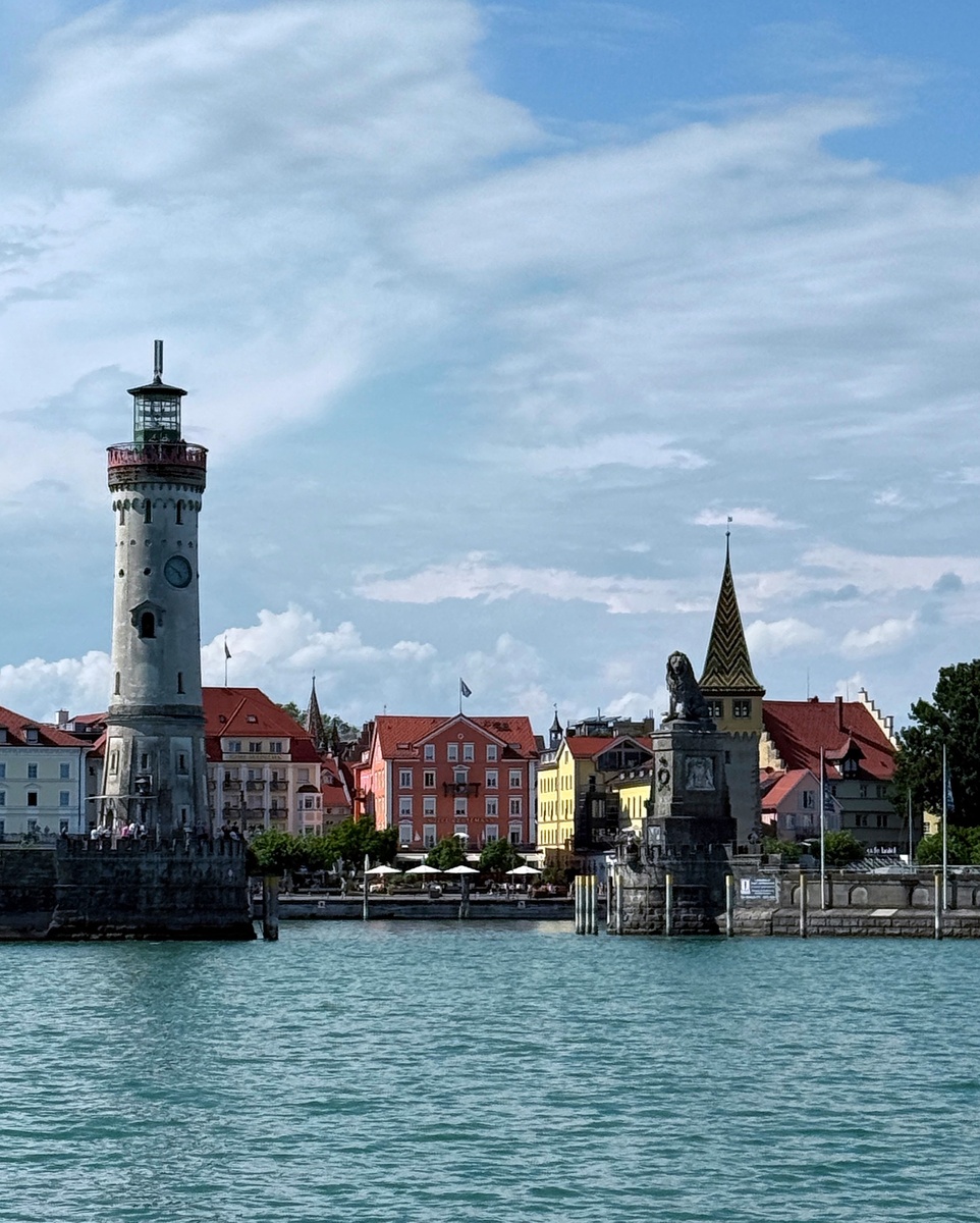 Вид  с Боденского озера на остров Линдау .Маяк и Лев .Фото от автора Тамара Вибе 