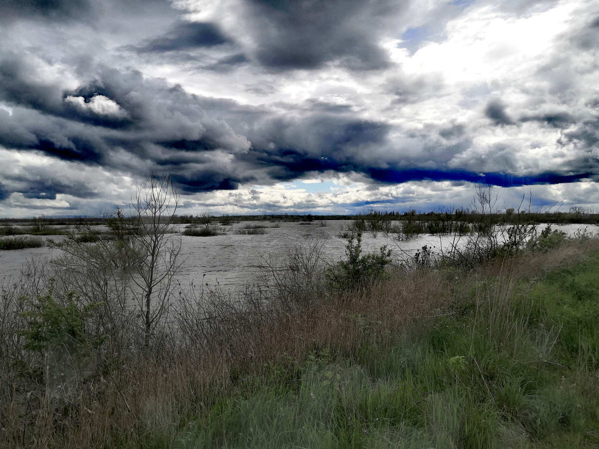 Тучи над акваторией Шапсугского водохранилища в Адыгее. Фото автора