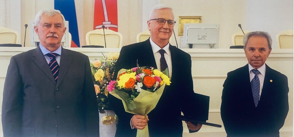 Вручение профессору Ю.Е. Шейнину премии Правительства Санкт-Петербурга "За выдающиеся научные результаты в области науки и техники" (премия А.Н. Крылова). 2017 год.