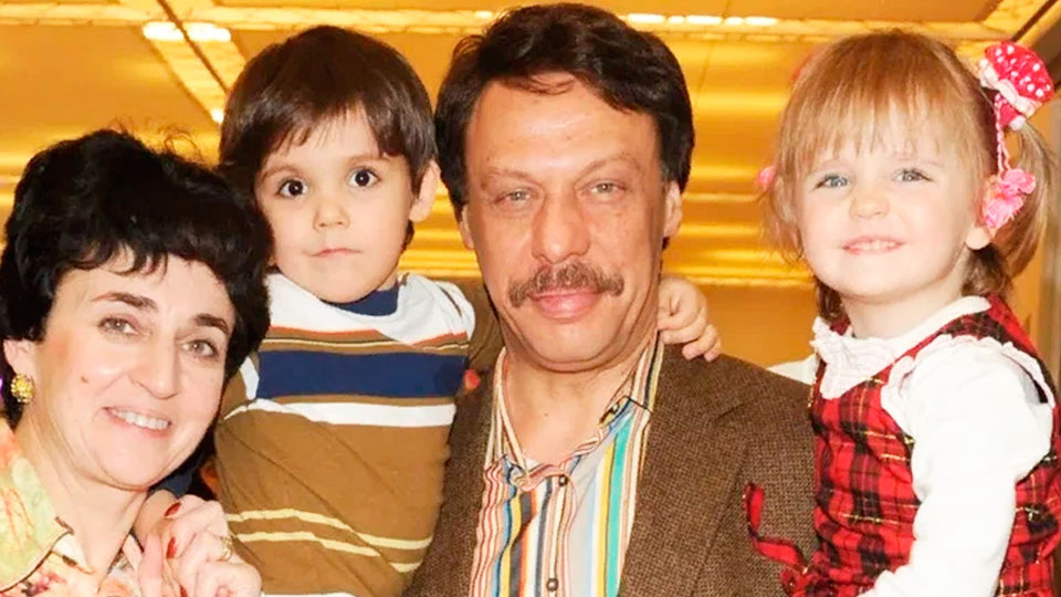 Михаил и Ольга Барщевские с усыновленными двойняшками Максимом и Дарьей