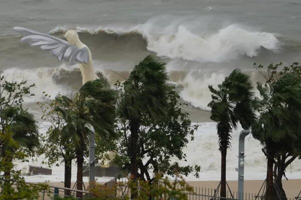 Супертайфун "Рагаса" настиг Китай © AP Photo / Ng Han Guan