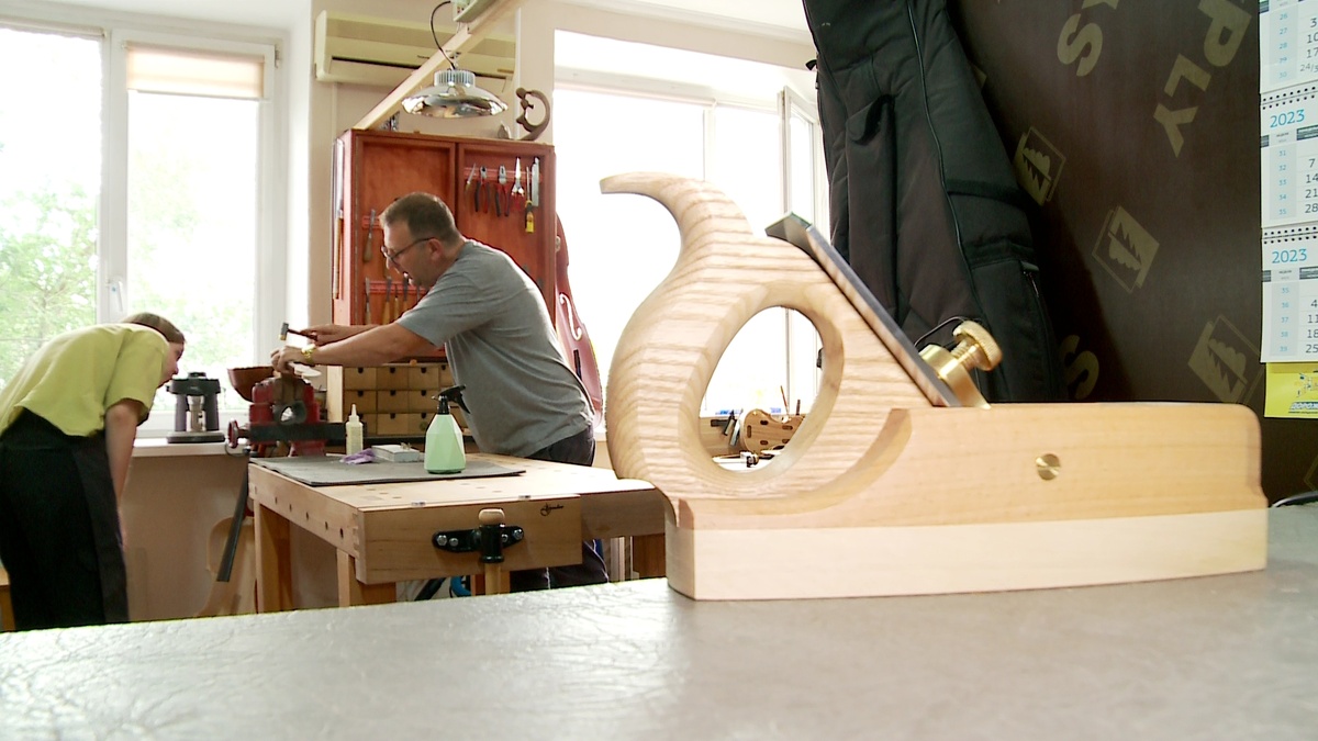 Иногда мастеру помогает дочь Анна