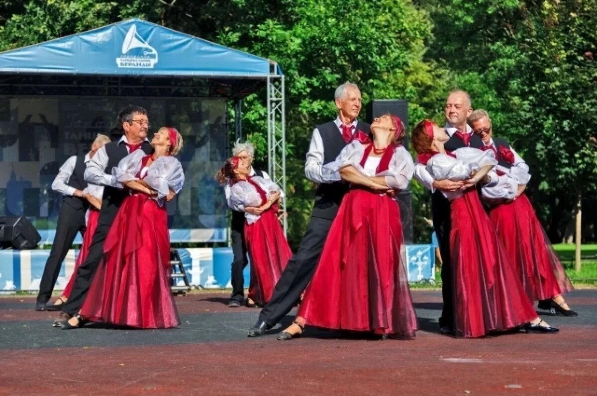    Бальные танцы – ещё и ролевая игра: врач, инженер, капитан, учитель – на паркете ты превращаешься в другого человека, примеряешь на себя другую роль.